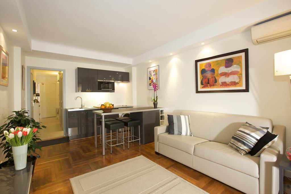 Le California Apartment ฌวง-เลส์-แป็งส์ ภายนอก รูปภาพ