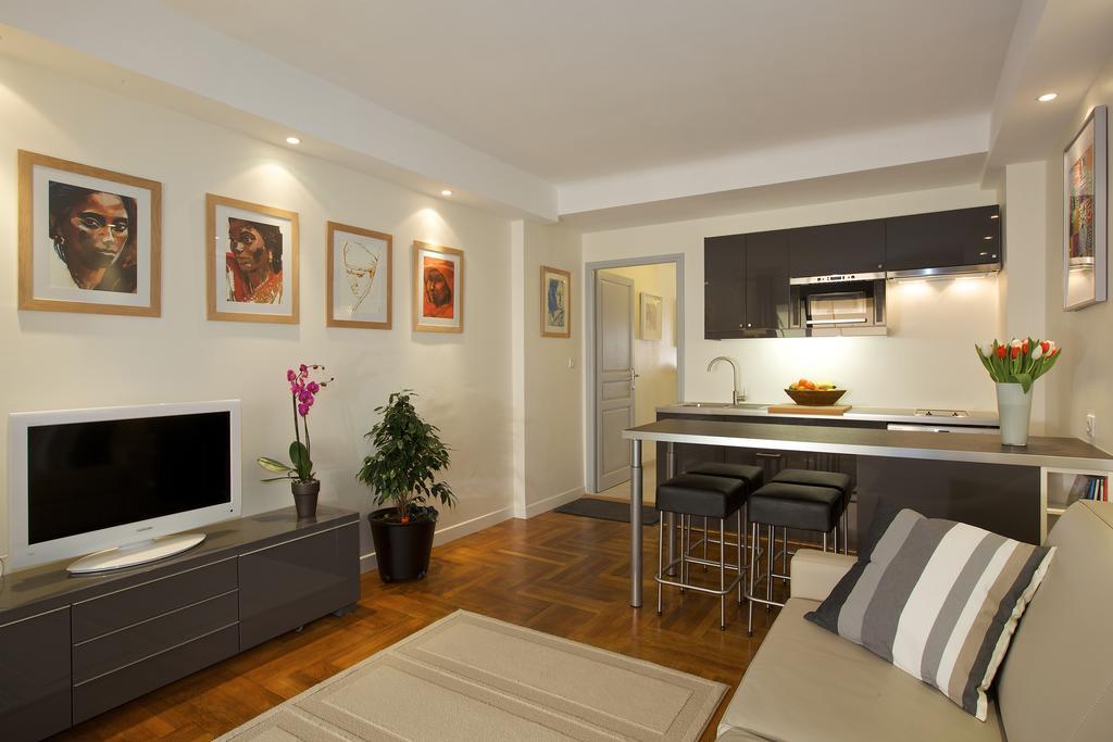 Le California Apartment ฌวง-เลส์-แป็งส์ ภายนอก รูปภาพ
